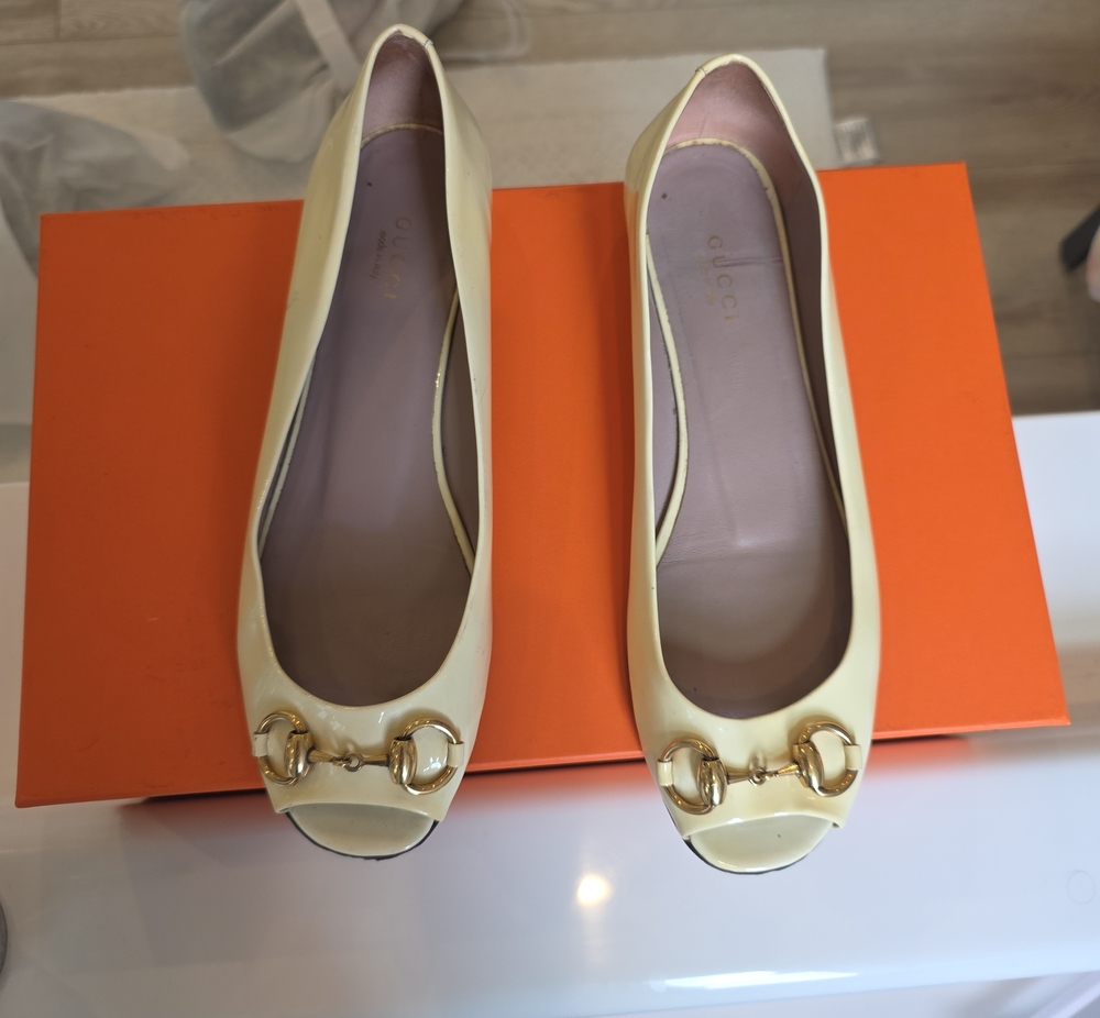 Gucci Pale Yellow Peep-Toe Flats with Gold Horsebit